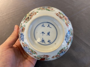 Bol en porcelaine de Chine famille verte &agrave; d&eacute;cor d'immortels, marque de Chenghua, 19/20&egrave;me