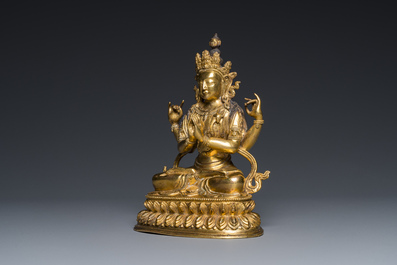 Een Chinese vergulde bronzen Avalokitesvara, Yongzheng merk en periode