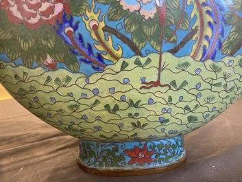 Paire de vases de type 'bianhu' en &eacute;maux cloisonn&eacute;s, Chine, Jiaqing