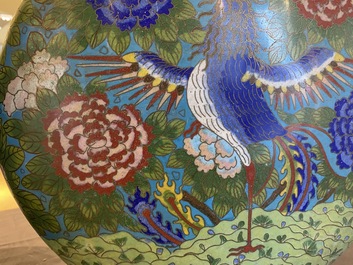 Een paar Chinese cloisonn&eacute; 'bianhu' vazen met feniksen, Jiaqing