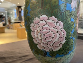 Een paar Chinese cloisonn&eacute; 'bianhu' vazen met feniksen, Jiaqing