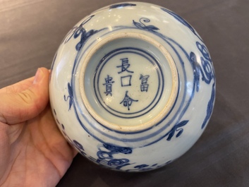 Een Chinese blauw-witte 'Shou' kom, Chang Ming Fu Gui 長命富貴 merk, Jiajing