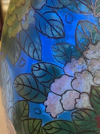 Een paar Chinese cloisonn&eacute; 'bianhu' vazen met feniksen, Jiaqing