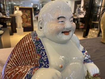 Bouddha en porcelaine de Chine famille rose, marque en creux, 19/20&egrave;me