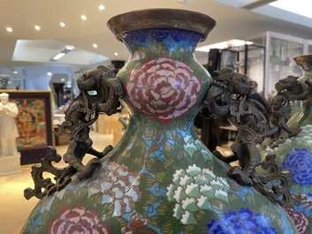 Een paar Chinese cloisonn&eacute; 'bianhu' vazen met feniksen, Jiaqing