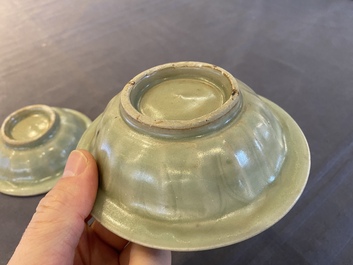 Deux coupes en porcelaine de Chine c&eacute;ladon dont un figurant deux poissons, Ming