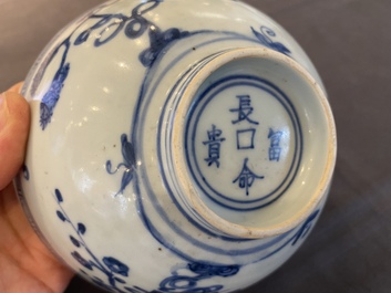 Een Chinese blauw-witte 'Shou' kom, Chang Ming Fu Gui 長命富貴 merk, Jiajing