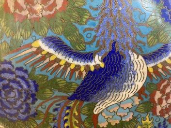 Een paar Chinese cloisonn&eacute; 'bianhu' vazen met feniksen, Jiaqing