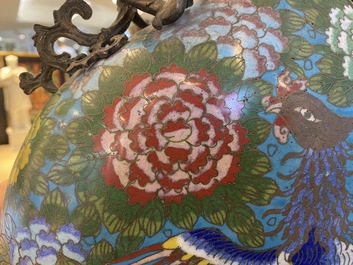 Een paar Chinese cloisonn&eacute; 'bianhu' vazen met feniksen, Jiaqing