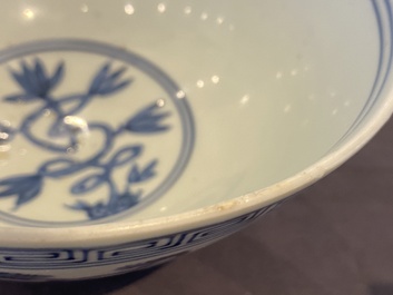 Een Chinese blauw-witte 'Shou' kom, Chang Ming Fu Gui 長命富貴 merk, Jiajing