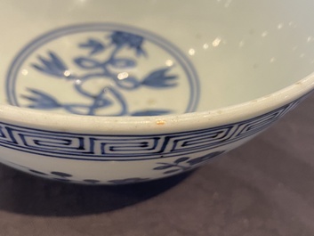 Een Chinese blauw-witte 'Shou' kom, Chang Ming Fu Gui 長命富貴 merk, Jiajing