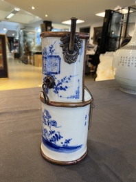 Een Vietnamese blauw-witte waterpijp met koperen montuur, 19e eeuw