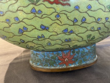 Een paar Chinese cloisonn&eacute; 'bianhu' vazen met feniksen, Jiaqing