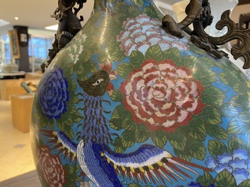 Een paar Chinese cloisonn&eacute; 'bianhu' vazen met feniksen, Jiaqing