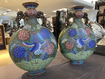 Een paar Chinese cloisonn&eacute; 'bianhu' vazen met feniksen, Jiaqing