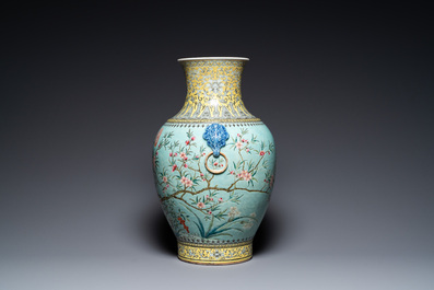 Grand vase en porcelaine de Chine de style Dayazhai &agrave; fond turquoise, marque de Yong Qing Chang Chun, 19/20&egrave;me