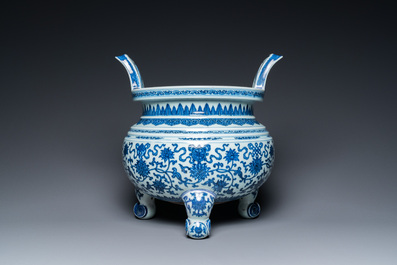 Een grote Chinese blauw-witte driepotige 'bajixiang' wierookbrander met lotusslingers, Qianlong