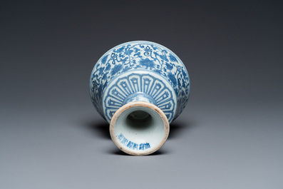 Een Chinese blauw-witte 'Lan&ccedil;a' stem cup, Qianlong merk, 19e eeuw