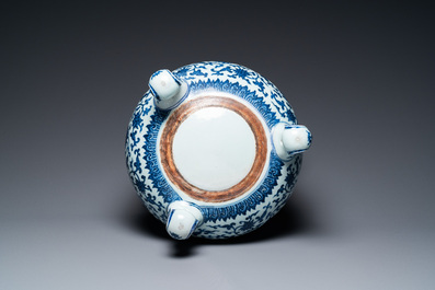 Een grote Chinese blauw-witte driepotige 'bajixiang' wierookbrander met lotusslingers, Qianlong