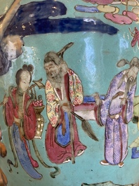 Een Chinese famille rose vaas met onsterfelijken op turquoise fondkleur, 19e eeuw