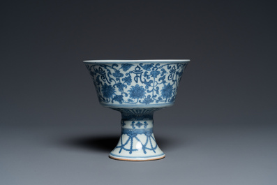 Een Chinese blauw-witte 'Lan&ccedil;a' stem cup, Qianlong merk, 19e eeuw