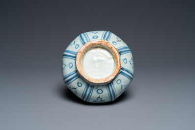 Vase de forme bouteille octagonale en porcelaine de Chine en bleu et blanc, Hongwu