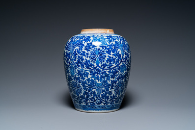Een Chinese blauw-witte pot met lotusslingers, 19e eeuw
