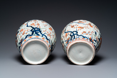 Paire de vases couverts en porcelaine Imari de Japon, Edo, 17/18&egrave;me