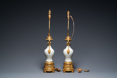 Paire de vases en porcelaine de Chine &agrave; fond craquel&eacute; aux montures en bronze dor&eacute;, Chine, 18&egrave;me