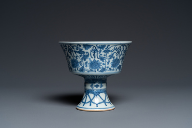 Een Chinese blauw-witte 'Lan&ccedil;a' stem cup, Qianlong merk, 19e eeuw