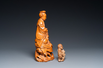 Een Chinese houten Guanyin en een zeepstenen Liu Hai, Qing
