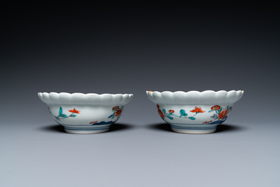 Een paar Japanse Kakiemon kommen met floraal decor, Edo, 17/18e eeuw