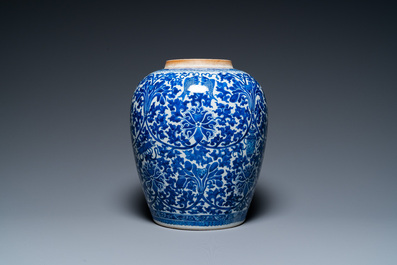 Een Chinese blauw-witte pot met lotusslingers, 19e eeuw