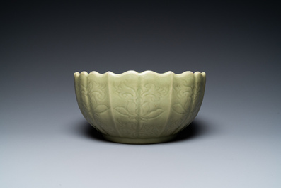 Een grote Chinese Longquan celadon kom met onderglazuur lotusdecor, Ming