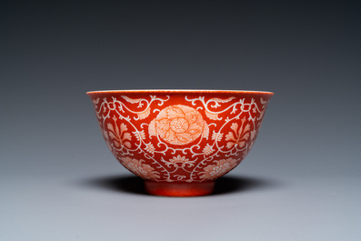 Bol en porcelaine de Chine &agrave; d&eacute;cor de rinceaux de lotus sur fond en rouge de corail, marque de Jiaqing, 19/20&egrave;me