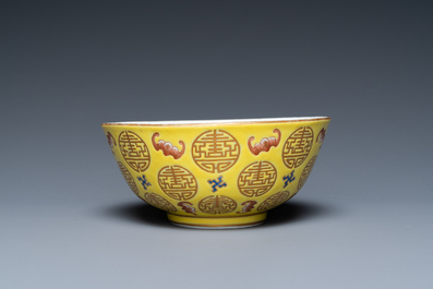 Bol en porcelaine de Chine &agrave; d&eacute;cor de chauves-souris et de caract&egrave;res Shou sur fond jaune, marque de Guangxu, R&eacute;publique