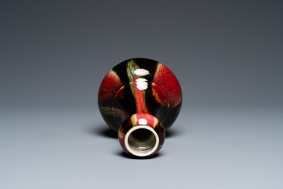 Een Chinees knoflookhalsvaasje met flamb&eacute;-glazuur, 19e eeuw