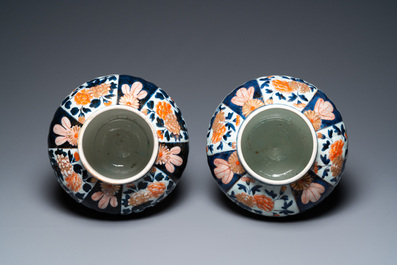 A pair of Japanese Imari vases and covers, Edo, 17/18th C.