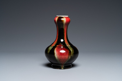 Vase &agrave; t&ecirc;te d'ail en porcelaine de Chine &agrave; &eacute;mail flamb&eacute;, 19&egrave;me