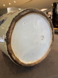 Een Chinese blauw-witte celadon vaas met onsterfelijken, 19e eeuw