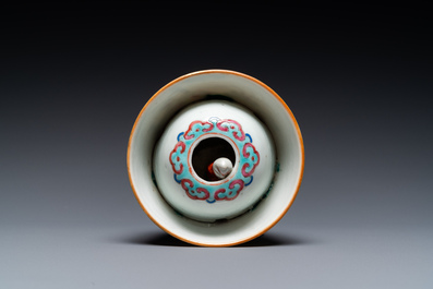 Tasse &agrave; figure centrale amovible en porcelaine de Chine famille rose, 19&egrave;me