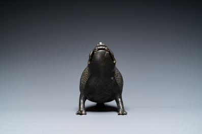 Een Chinese bronzen wierookbrander in de vorm van een driepotige pad, Ming