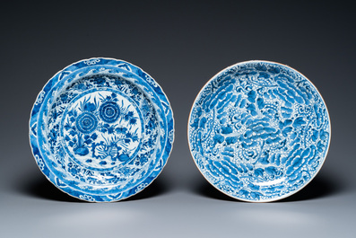 Deux plats en porcelaine de Chine en bleu et blanc, Kangxi