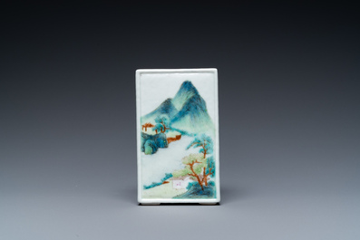 Een vierkante Chinese famille rose penselenbeker, Qianlong merk, Republiek