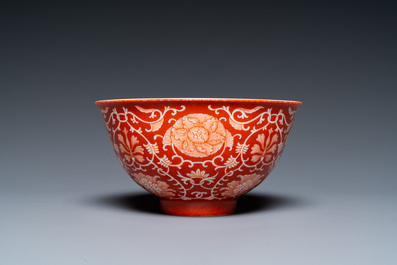 Bol en porcelaine de Chine &agrave; d&eacute;cor de rinceaux de lotus sur fond en rouge de corail, marque de Jiaqing, 19/20&egrave;me