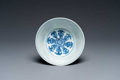 Een Chinese blauw-witte 'Lan&ccedil;a' stem cup, Qianlong merk, 19e eeuw