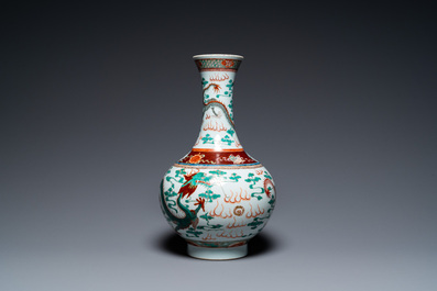Een Chinese flesvormige famille verte 'draken' vaas, Guangxu merk, 20e eeuw