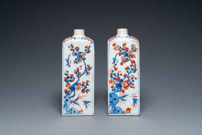 Een paar vierkante Chinese Imari-stijl flessen, Kangxi