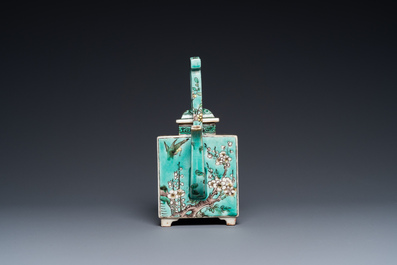 Th&eacute;i&egrave;re couverte de forme carr&eacute;e en biscuit &eacute;maill&eacute; vert &agrave; fond turquoise, Chine, Kangxi