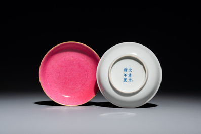 Een paar Chinese monochrome roze schoteltjes, Guangxu merk en periode
